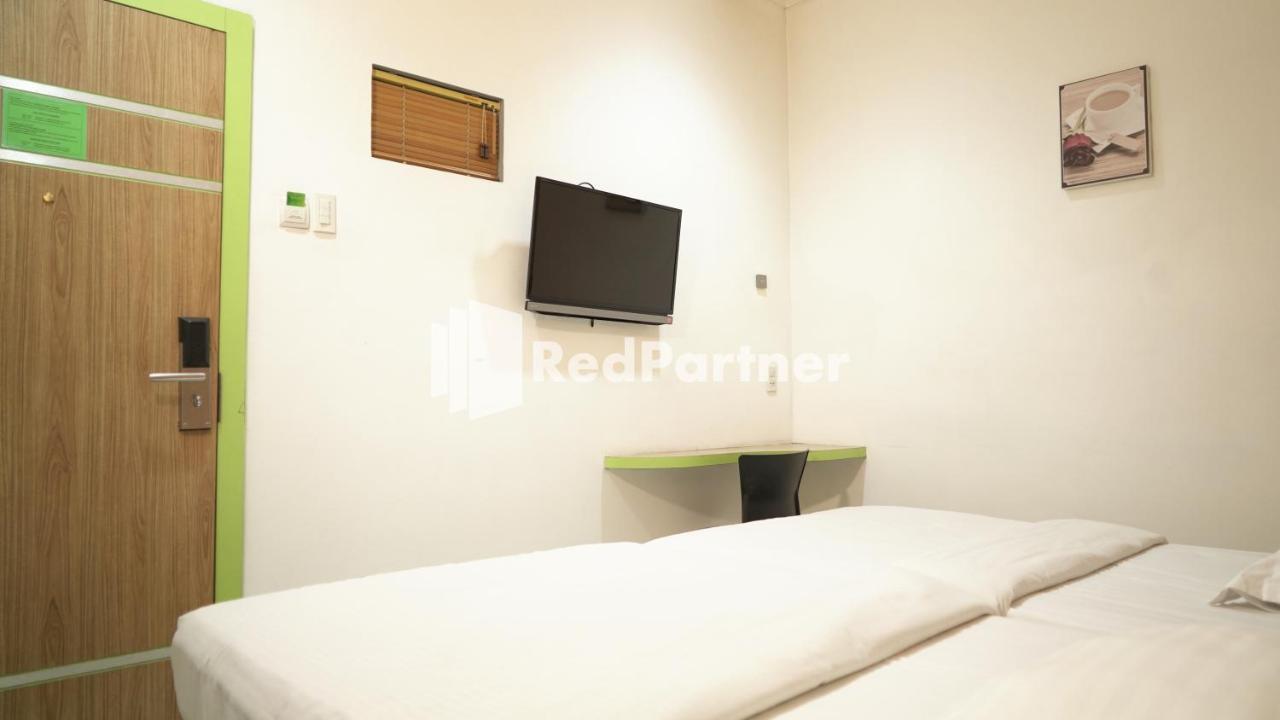 Wisma Sederhana Mitra Reddoorz Medan Exterior foto